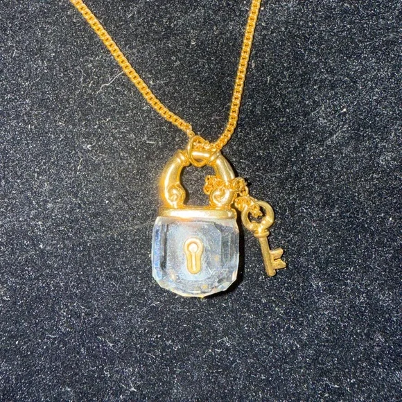 Swarovski padlock and key necklace - Picture 3 of 3